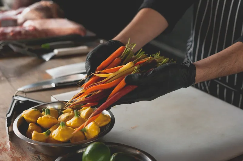 Ces chefs français qui bousculent la gastronomie sans complexes ni étoiles