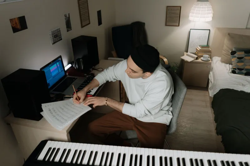 Compositeurs français indépendants : les architectes discrets de la musique de film de demain